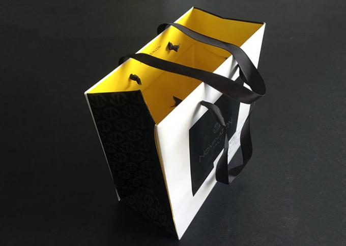 Band-Griff-Geschenk Druckpapiertüten tragen das weiße fettdichte Schwarz-Innere-Gelb