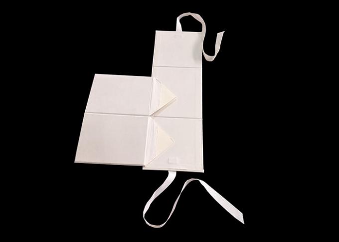 Weißes Karton-Quadrat-flache Faltschachteln mit Band öffnen sich,/Schließung