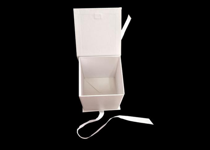 Weißes Karton-Quadrat-flache Faltschachteln mit Band öffnen sich,/Schließung