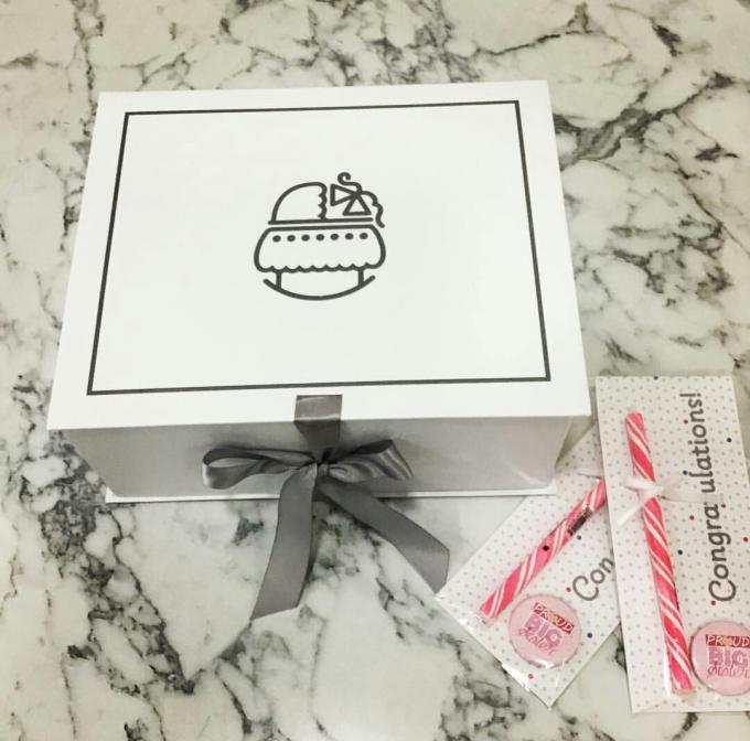 Mattweiß Drucklogo-steifes Papiergeschenkbox-Baby-Geschenk, das mit Band-Schließung verpackt