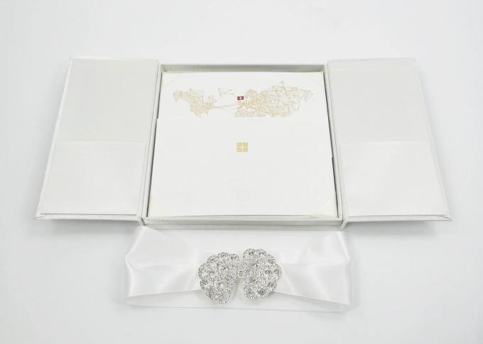 Elegante weiße Silk Pappgeschenk-Geschenkbox-Hochzeits-Einladung mit Bogen/Schnalle
