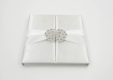 China Elegante weiße Silk Pappgeschenk-Geschenkbox-Hochzeits-Einladung mit Bogen/Schnalle usine
