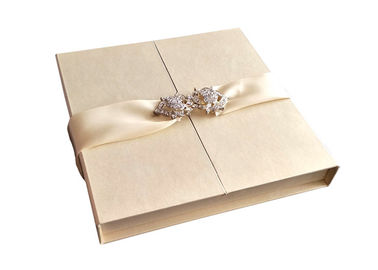 China Hochzeits-Einladungs-dekorative Geschenkboxen 2 offene Seiten fertigen mit Band kundenspezifisch an usine