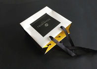 Band-Griff-Geschenk Druckpapiertüten tragen das weiße fettdichte Schwarz-Innere-Gelb fournisseur