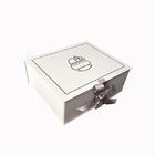 Mattweiß Drucklogo-steifes Papiergeschenkbox-Baby-Geschenk, das mit Band-Schließung verpackt fournisseur