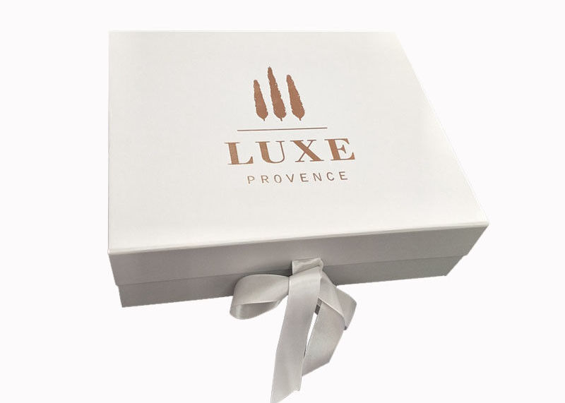 Band-Logo kundengebundene weiße faltende Papiergeschenkbox für das Kleidungs-Verpacken fournisseur