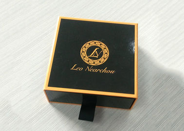 China Goldfarbkasten-Kanten-Papiergeschenkbox mit dem glatte Laminierungs-heißen Stempeln usine