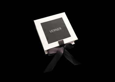 China Feste magnetische Geschenkbox für Kleid kleidet harte Pappglatte Laminierung usine