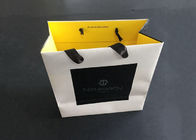 Band-Griff-Geschenk Druckpapiertüten tragen das weiße fettdichte Schwarz-Innere-Gelb fournisseur